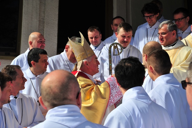 Nowi Nadzwyczajni Szafarze Eucharystii i odznaczenie 53 szafarzy na 10-lecie posługi