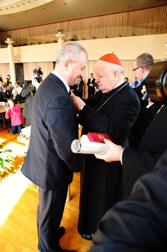 Nowi Nadzwyczajni Szafarze Eucharystii i odznaczenie 53 szafarzy na 10-lecie posługi