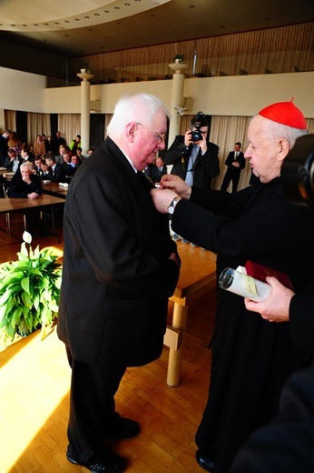 Nowi Nadzwyczajni Szafarze Eucharystii i odznaczenie 53 szafarzy na 10-lecie posługi