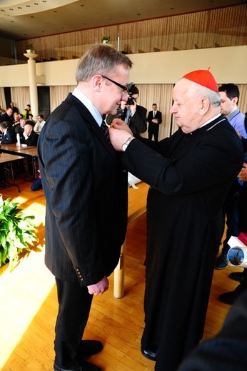 Nowi Nadzwyczajni Szafarze Eucharystii i odznaczenie 53 szafarzy na 10-lecie posługi