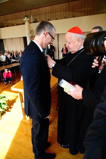 Nowi Nadzwyczajni Szafarze Eucharystii i odznaczenie 53 szafarzy na 10-lecie posługi