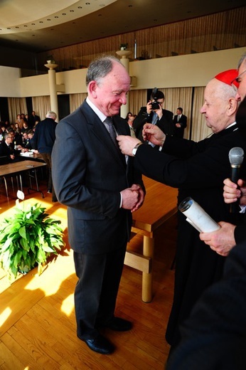 Nowi Nadzwyczajni Szafarze Eucharystii i odznaczenie 53 szafarzy na 10-lecie posługi