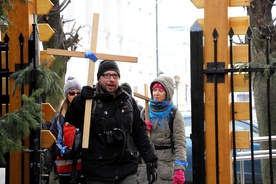 Jakub Wasilewski, inicjator sochaczewskiej EDK, przekracza Bramę Miłosierdzia