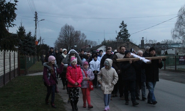 Krzyż nieśli przedstawiciele różnych grup