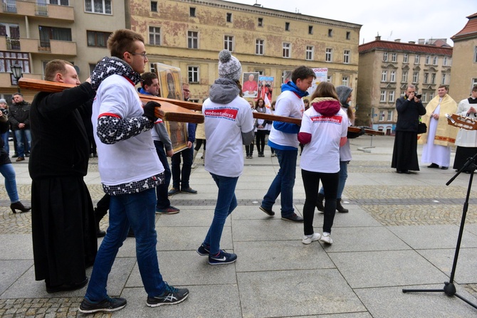 Początek peregrynacji krzyża i ikony w Świdnicy