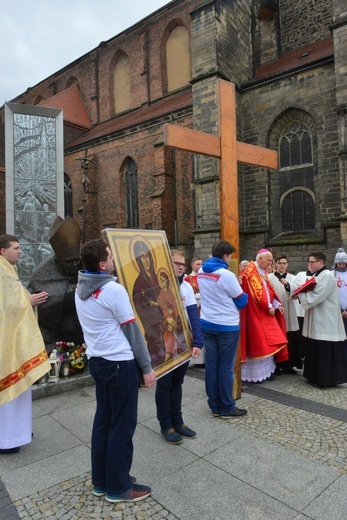 Początek peregrynacji krzyża i ikony w Świdnicy