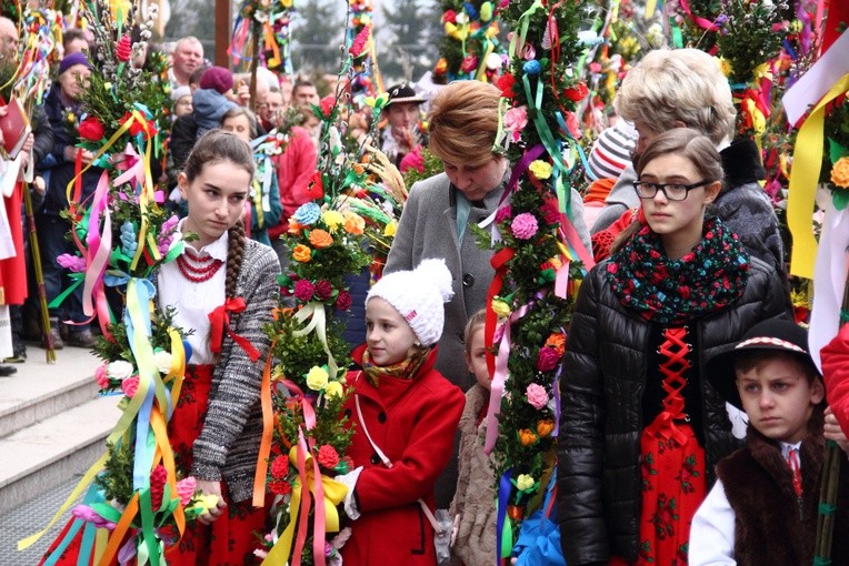 Palmy i rzeźbiony Jezus na osiołku