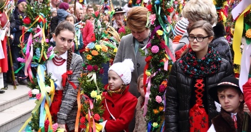 Palmy i rzeźbiony Jezus na osiołku