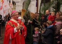 Metropolita gdański na początku Mszy św. poświęcił palmy 