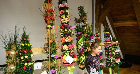 Szeleszczące palmy i wydrapane kraszanki