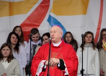 Bp Andrzje F. Dziuba przemawia do mlodzieży