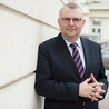 Kazimierz Michał Ujazdowski dr hab. nauk prawnych, polityk. Jest posłem do Parlamentu Europejskiego z ramienia PiS. Był wicemarszałkiem Sejmu IV kadencji oraz ministrem kultury i dziedzictwa narodowego w rządach Jerzego Buzka, Kazimierza Marcinkiewicza i Jarosława Kaczyńskiego.