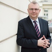 Kazimierz Michał Ujazdowski dr hab. nauk prawnych, polityk. Jest posłem do Parlamentu Europejskiego z ramienia PiS. Był wicemarszałkiem Sejmu IV kadencji oraz ministrem kultury i dziedzictwa narodowego w rządach Jerzego Buzka, Kazimierza Marcinkiewicza i Jarosława Kaczyńskiego.