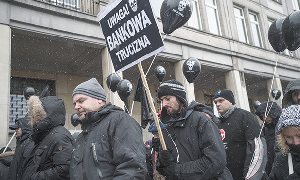 Protestujący „frankowicze” 15 stycznia 2016 r. na ulicach Warszawy
