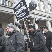 Protestujący „frankowicze” 15 stycznia 2016 r. na ulicach Warszawy