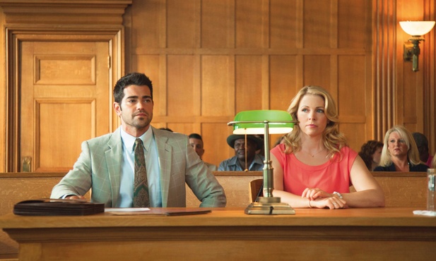Jesse Metcalfe jako Tom Endler, obrońca oskarżonej o agitację religijną nauczycielki, którą zagrała Melissa Joan Hart