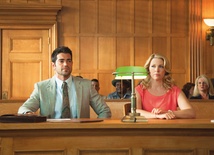 Jesse Metcalfe jako Tom Endler, obrońca oskarżonej o agitację religijną nauczycielki, którą zagrała Melissa Joan Hart