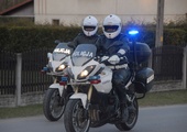 Policyjna eskorta kolumny z samochodem - kaplicą w Lipinach