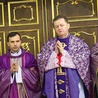 Mianowany przez bp. Andrzeja Jeża kanonikiem gremialnym ks. dr Wojciech Gałda (drugi z lewej) złożył wyznanie wiary i został włączony w skład Kapituły Kolegiackiej w Bochni