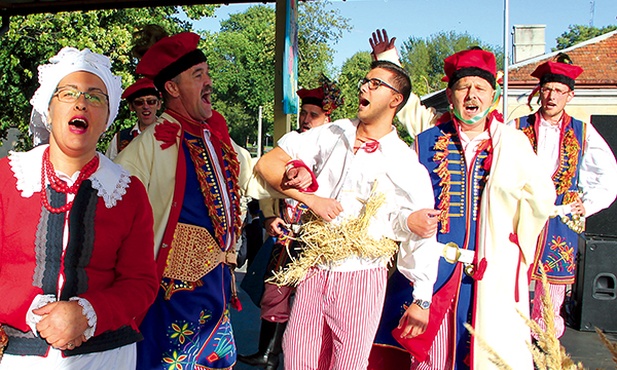 Mateusz podczas występu z zespołem „Porąbcoki”  na Święcie Chleba  w Brzesku