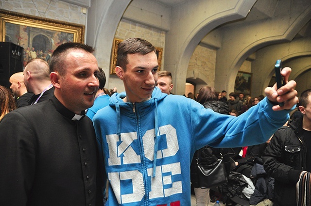  Kolejka do wspólnego selfie z „niestandardowym” kapłanem nie miała końca. Niektórzy zadawali mu poważne, osobiste pytania