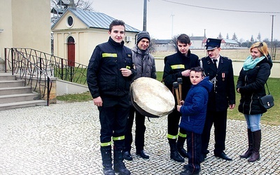  Historię bębna opowiadała Katarzyna Kołodyńska, a swoimi umiejętnościami chwali się 9-letni Mateusz. Od lewej stoją: Marcin Dziuba, ks. Jerzy Rozmysłowski, Adam Konieczny i Robert Majewski 