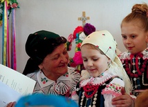  W rejonie opoczyńskim tradycje folklorystyczne przekazywane  są z pokolenia na pokolenie