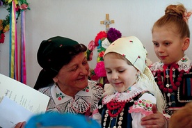  W rejonie opoczyńskim tradycje folklorystyczne przekazywane  są z pokolenia na pokolenie