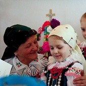  W rejonie opoczyńskim tradycje folklorystyczne przekazywane  są z pokolenia na pokolenie