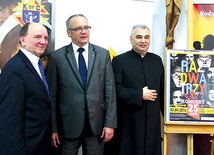  Na koncert zapraszają (od lewej): Krzysztof Orzechowski, Andrzej Anasiak i ks. Wiesław Lenartowicz 