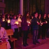 Wniesione przez wolontariuszy świece symbolizowały modlitwę za parafie, które przygotowują się do Dni w Diecezjach