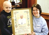  – Błogosławieństwo od papieża Franciszka jest dla nas bardzo ważne – zapewnia s. Bożena. Na zdjęciu z 7-letnim Marcinem, który także podpisał się pod zaproszeniem dla papieża