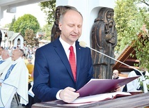  Minister Kolarski reprezentował prezydenta Dudę podczas uroczystości odpustowych w sanktuarium Królowej Podhala w Ludźmierzu 15 sierpnia 2015 r.