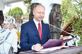  Minister Kolarski reprezentował prezydenta Dudę podczas uroczystości odpustowych w sanktuarium Królowej Podhala w Ludźmierzu 15 sierpnia 2015 r.