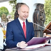  Minister Kolarski reprezentował prezydenta Dudę podczas uroczystości odpustowych w sanktuarium Królowej Podhala w Ludźmierzu 15 sierpnia 2015 r.