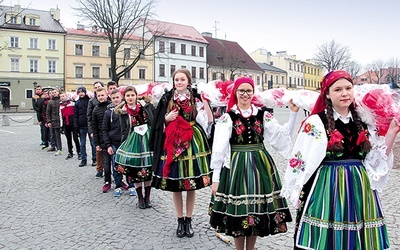   Uczniowie Gimnazjum w Popowie z palmą o długości 18 m nawiązującą do Roku Miłosierdzia 