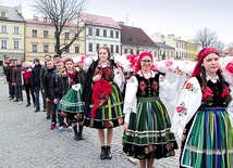   Uczniowie Gimnazjum w Popowie z palmą o długości 18 m nawiązującą do Roku Miłosierdzia 