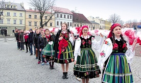   Uczniowie Gimnazjum w Popowie z palmą o długości 18 m nawiązującą do Roku Miłosierdzia 