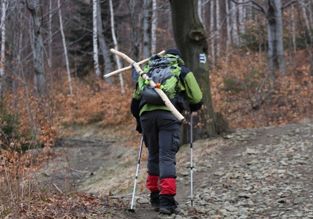 Samotna wędrówka z krzyżem prowadzi ku niebu...