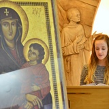 Klawerianki przy krzyżu i ikonie