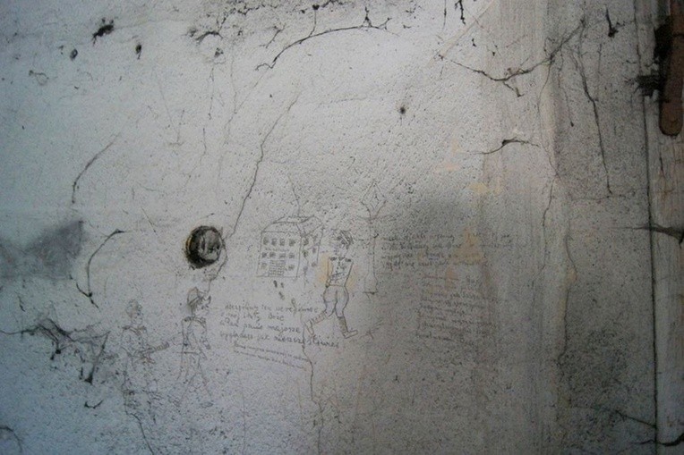 Uratowano napisy i rysunki więzniów komunistycznej katowni