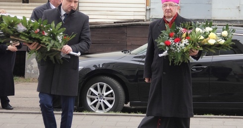 Metropolita gdański około południa złożył kwiaty pod Konsulatem Belgii w Gdyni