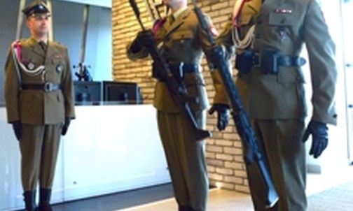 Nowe karabinki zaprezentowali żołnierze z Kompanii Reprezentacyjnej Wojska Polskiego