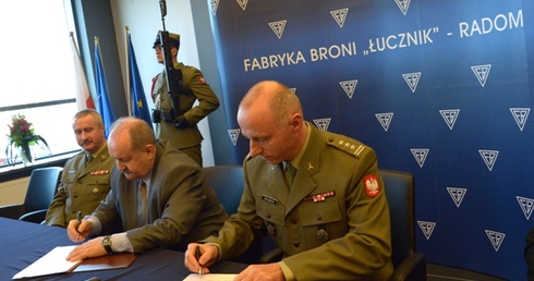 Umowę podpisują Edward Migal, prezes zarządu Fabryki Broni i płk Marek Chojnacki, Szef Szefostwa Uzbrojenia Inspektoratu Uzbrojenia