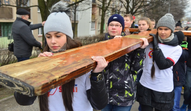 Ulicami miasta za krzyżem i ikoną