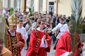 W procesji z młodzieżą szli: bp Roman Pindel i bp Piotr Greger