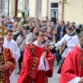 W procesji z młodzieżą szli: bp Roman Pindel i bp Piotr Greger