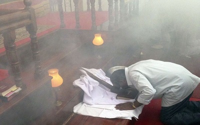 Dym wypełnia wnętrze kościoła