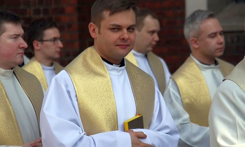 Dym wypełnia wnętrze kościoła