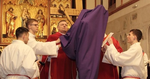 Bp Zadarko: Dlaczego już nie ma krzyża?